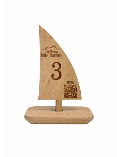 Segnaposto Barca a Vela in legno personalizzato con QR Code, logo e numerazione