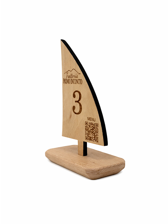 Segnaposto Barca a Vela in legno personalizzato con QR Code, logo e numerazione - immagine 2