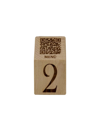 Segnaposto cubotto in legno di faggio massello 4&times;4&times;h8 cm con numerazione, QR Code men&ugrave; e logo personalizzato