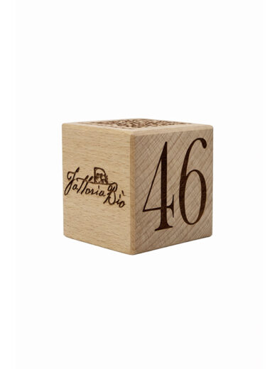 Cubotto segnatavolo in legno di faggio massello 6×6×6 cm con numerazione, QR Code e logo personalizzato