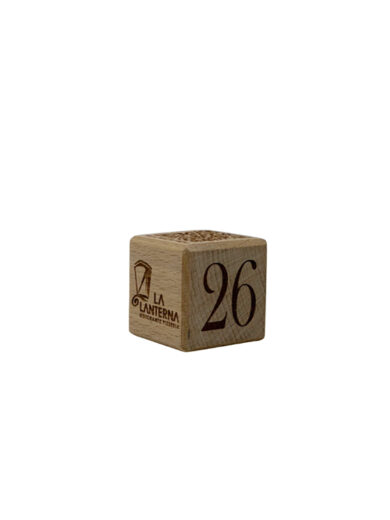 Cubotto segnatavolo in legno di faggio massello 4×4×4 cm con numerazione, QR Code e logo personalizzato