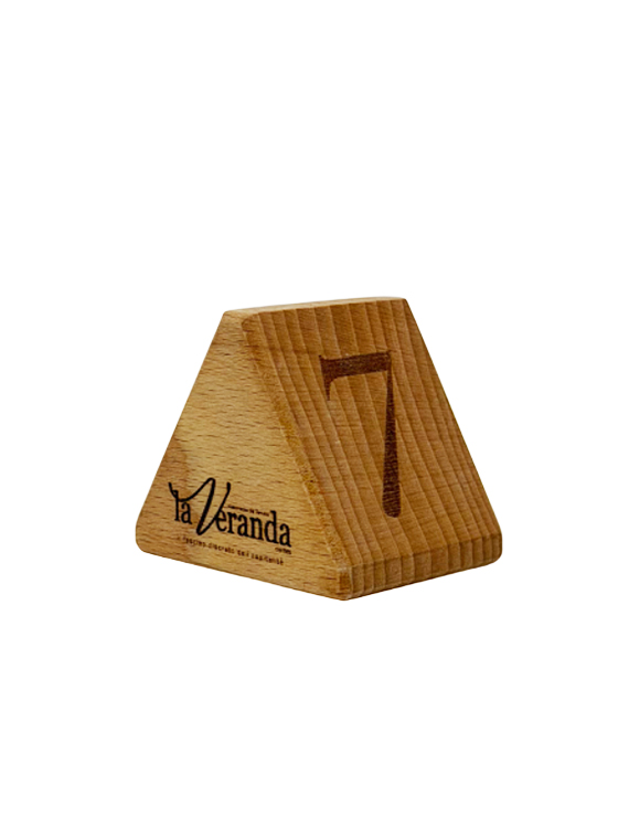 Segnaposto triangolo in legno di faggio massello con QR Code, logo e numerazione personalizzata
