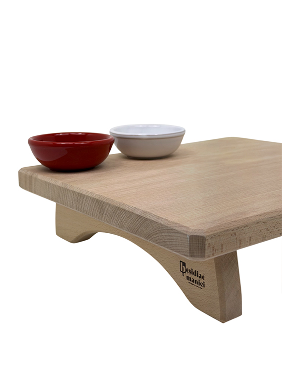 Tagliere aperitivo rialzato in legno di faggio massello 30×25×h7 cm con 2 coppette in ceramica - immagine 3