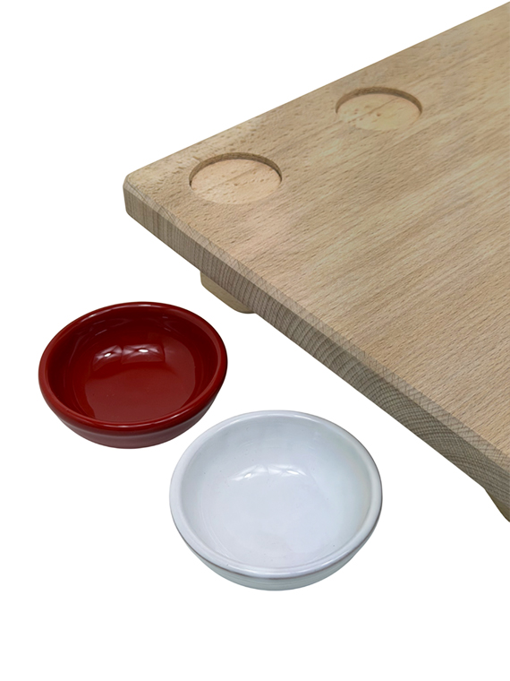 Tagliere aperitivo rialzato in legno di faggio massello 30×25×h7 cm con 2 coppette in ceramica - immagine 4