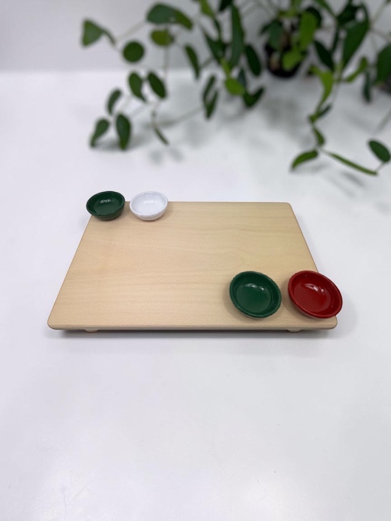 Tagliere aperitivo rialzato in legno di faggio massello 45×29×h7 cm con 4 coppette in ceramica - immagine 5