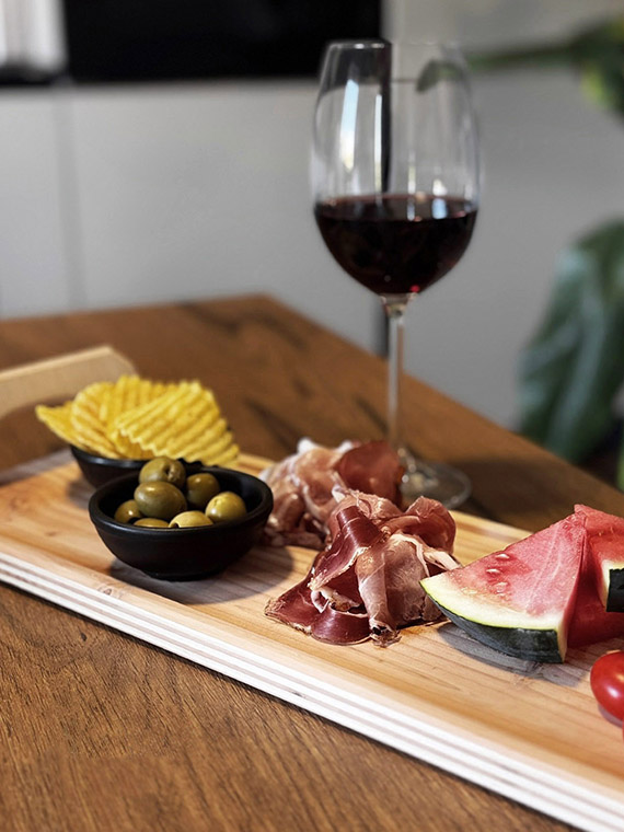 Tagliere da presentazione in legno di faggio massello 100×16×h8 cm con impugnatura - immagine 5