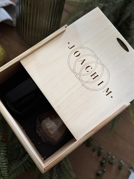 Cassettina in legno con alloggio bottiglia e 2 bicchieri per amari e liquori – confezione regalo premium - immagine 5