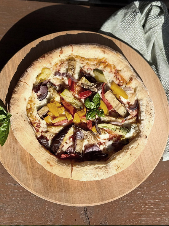 Tagliere tondo in legno massello di Douglas Ø33 cm – ideale per pizza e aperitivi - immagine 4