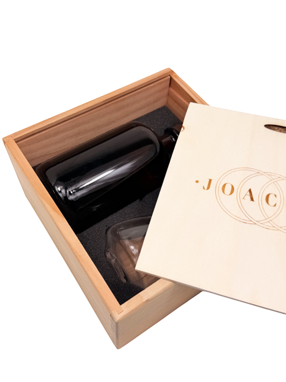 Cassettina in legno con alloggio bottiglia e 2 bicchieri per amari e liquori – confezione regalo premium - immagine 3