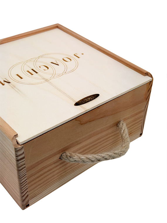 Cassettina in legno con alloggio bottiglia e 2 bicchieri per amari e liquori – confezione regalo premium - immagine 4
