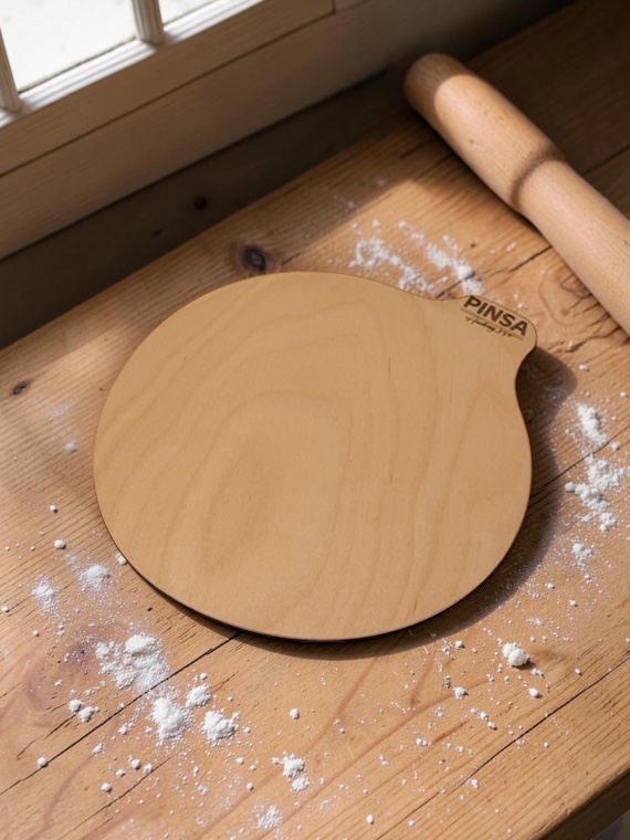 Tagliere tondo professionale in legno di betulla con manico – per pizza e servizio aperitivi - immagine 4