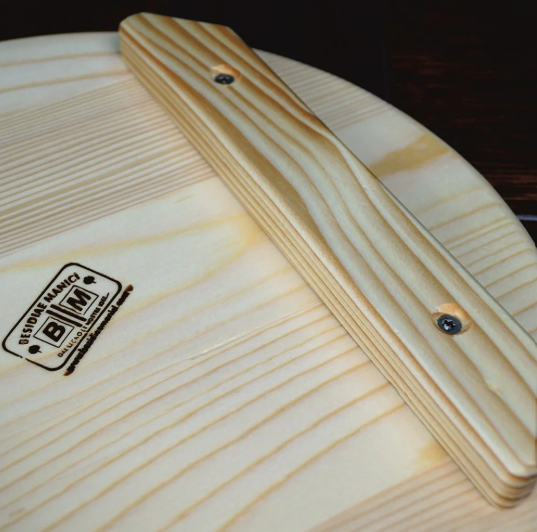 Tagliere pizza in legno di Douglas Ø33 cm con impugnatura - immagine 2