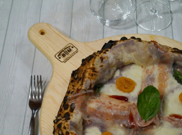 Tagliere pizza in legno di Douglas Ø33 cm con impugnatura - immagine 3